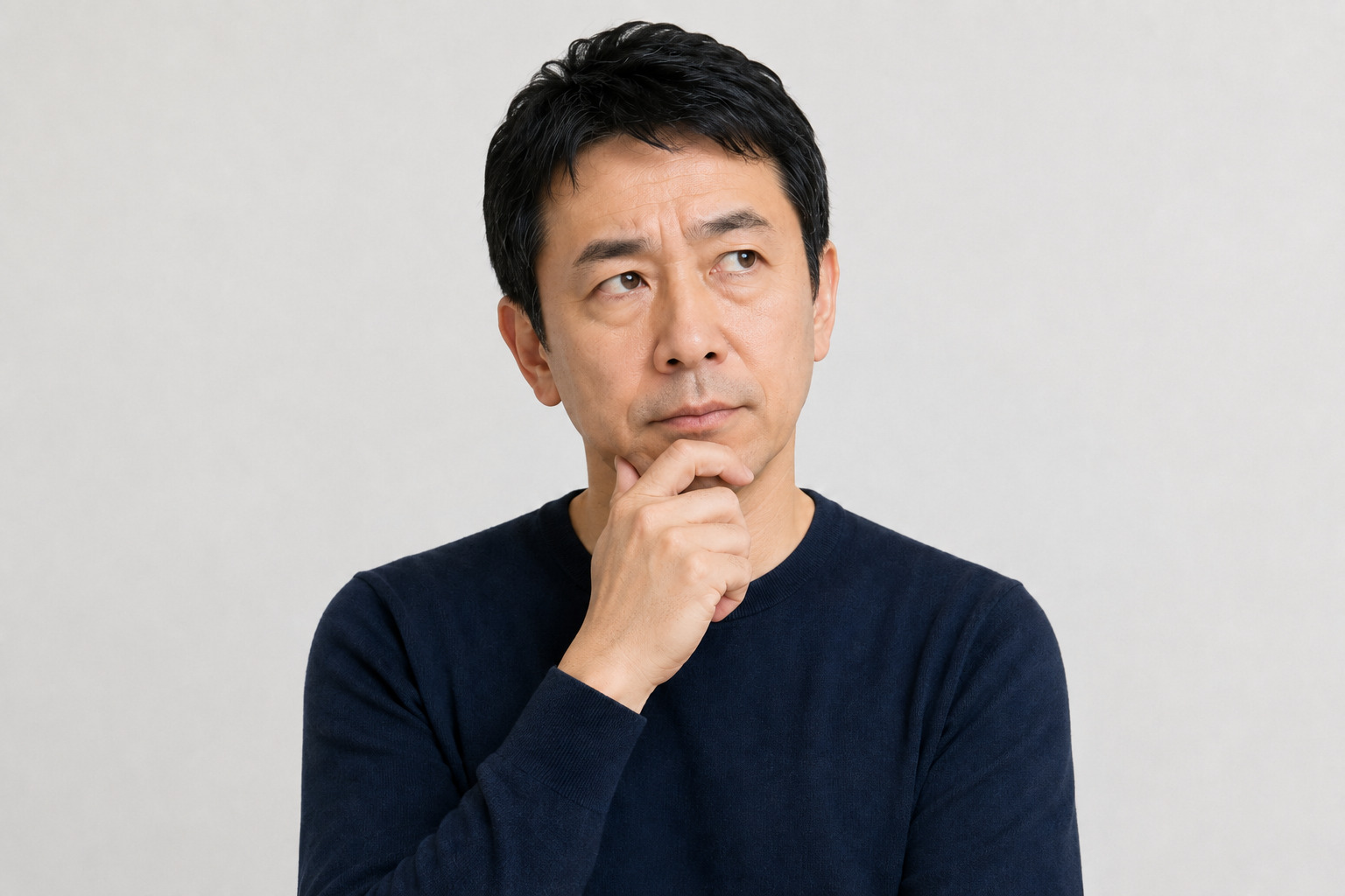 被相続人が連帯保証人だったかどうかの調べ方に悩み、顎に手を当てて考える男性